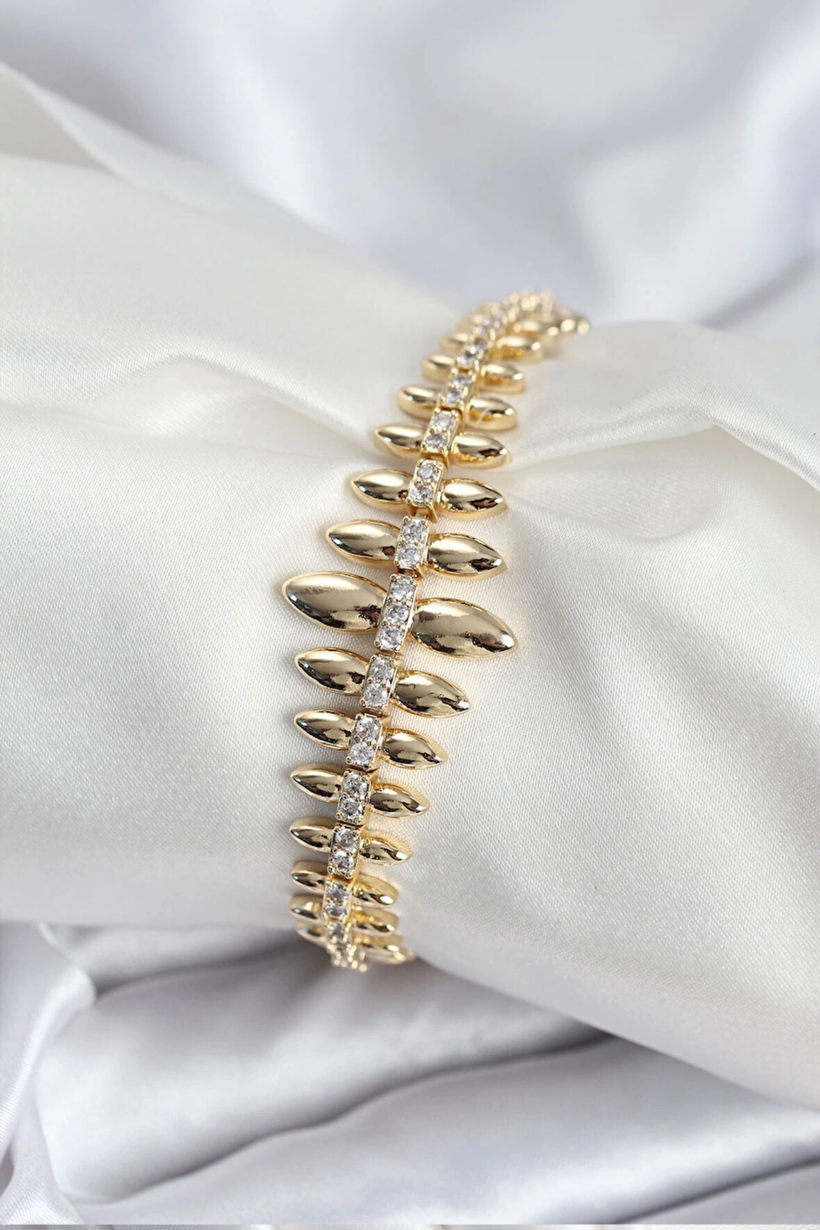 Pirinç VIP Seri Gold Renk Sıralı Damla Model Kadın Bileklik