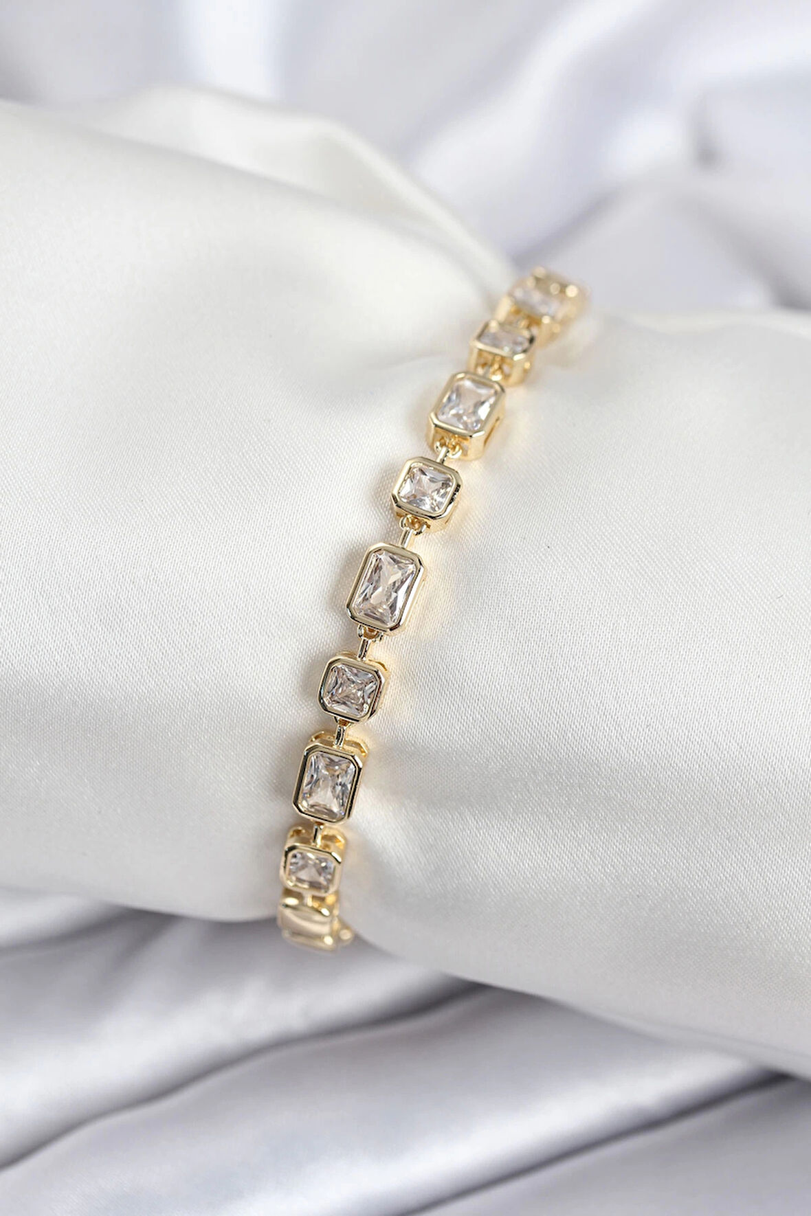 Pirinç VIP Seri Zirkon Taşlı Gold Renk Kadın Bileklik