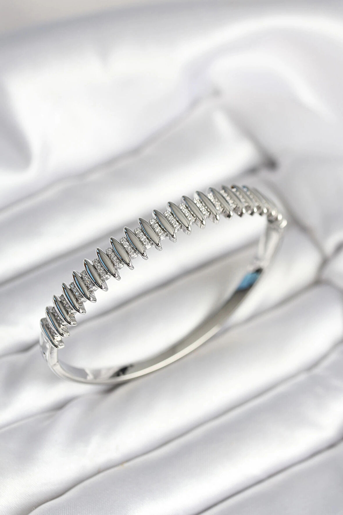 Gümüş Renk Zirkon Taşlı Pirinç Kadın Kelepçe