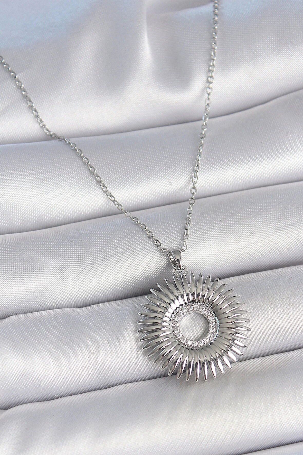 316L Çelik Gümüş Renk Zincir Zirkon Taşlı Nova Yıldız Model Kadın Kolye