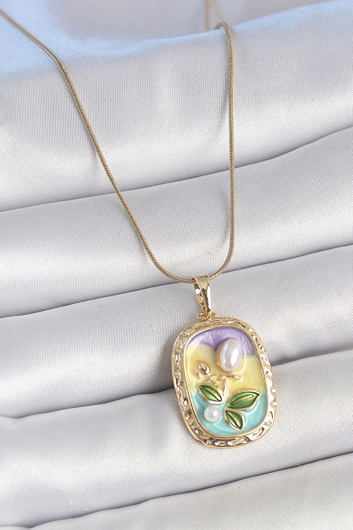 316L Çelik Gold Renk Zincir İncili Çiçek İşlemeli Portre Model Kadın Kolye