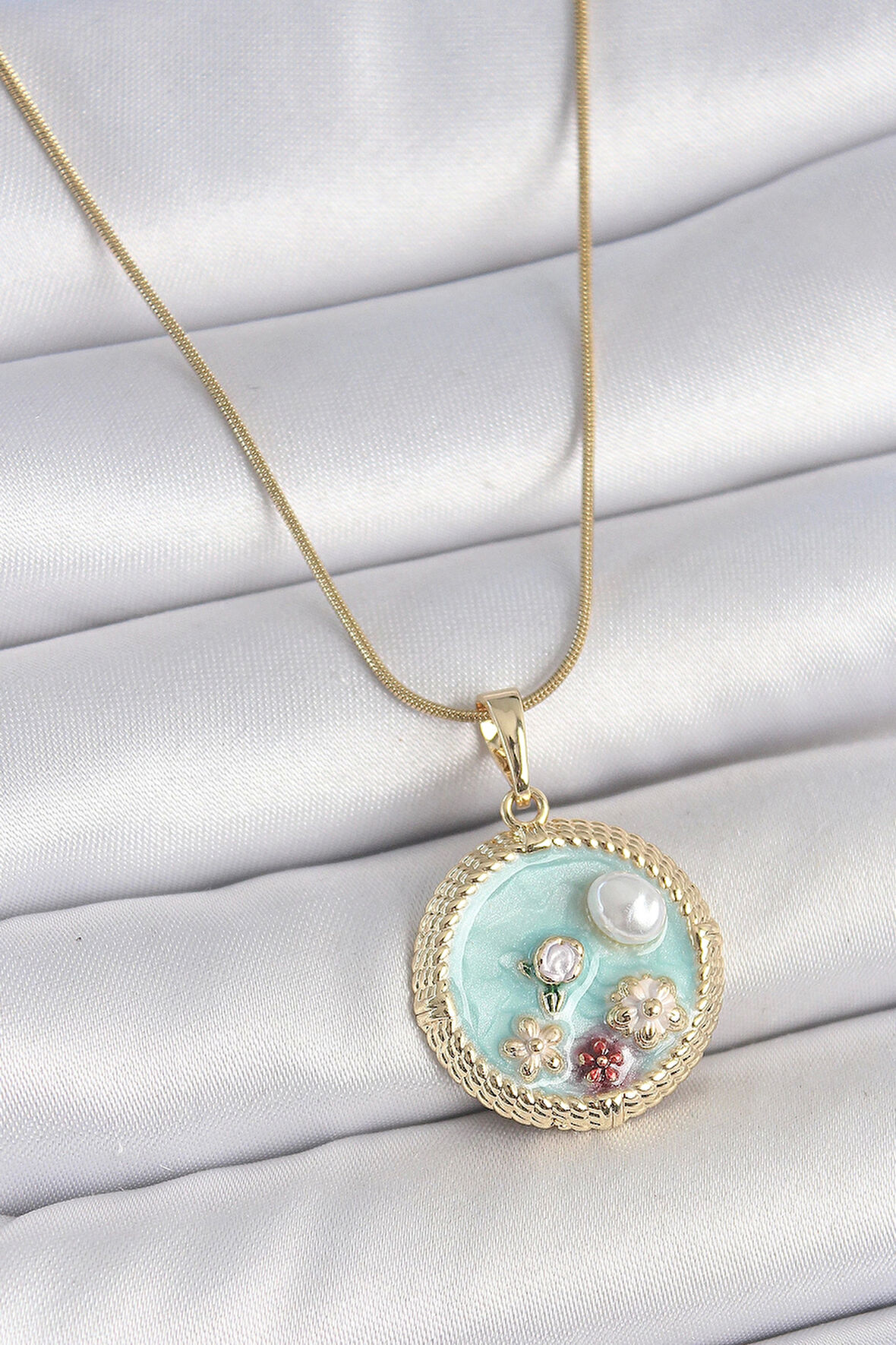 316L Çelik Gold Renk Zincir Mavi Mineli İnci Çiçek İşlemeli Zirkon Taş Detaylı Madalyon Model Kadın Kolye