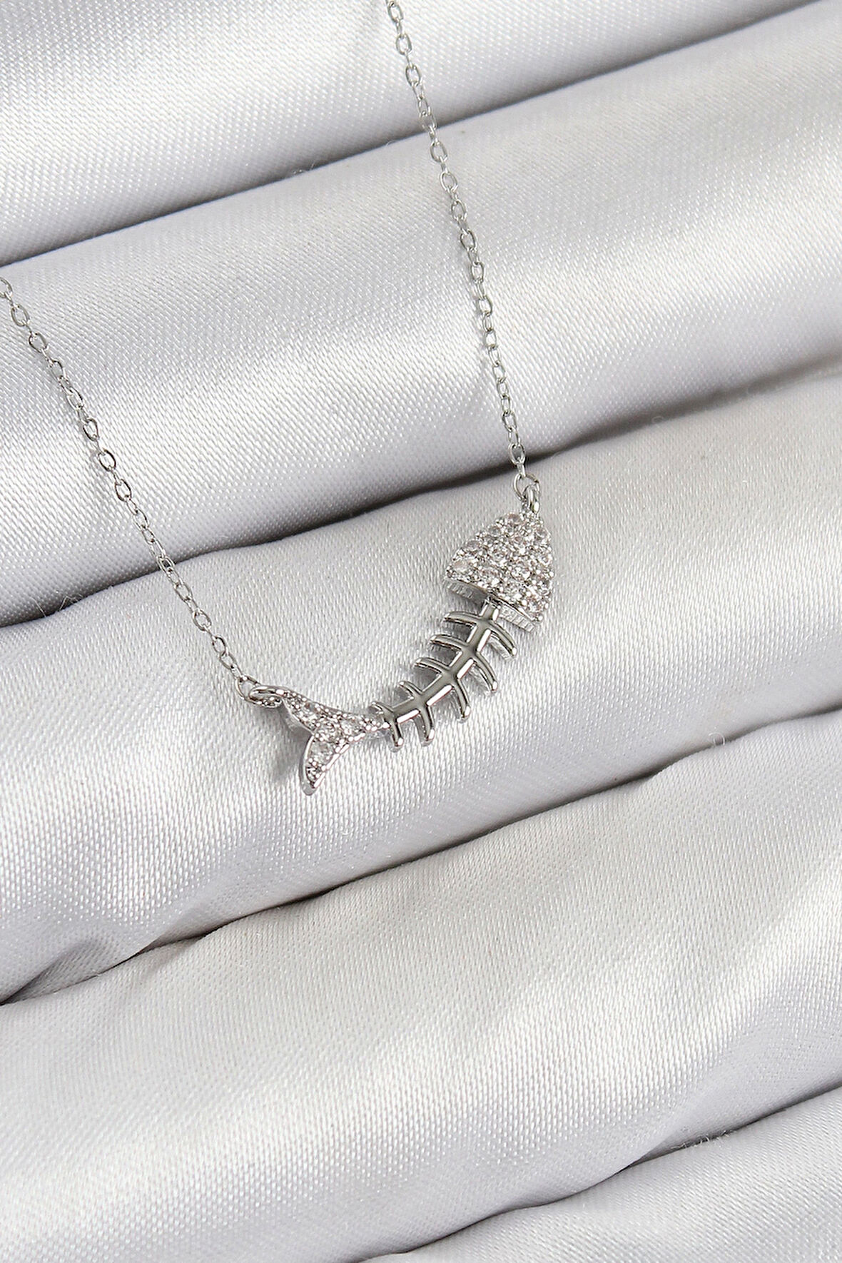 Pirinç Zirkon Taşlı Balık Kılçığı Model Gümüş Renk Kadın Kolye