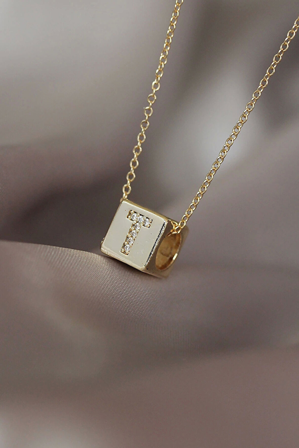 Gold Renkli Küp Model Zirkon Taşlı T Harfli Kolye