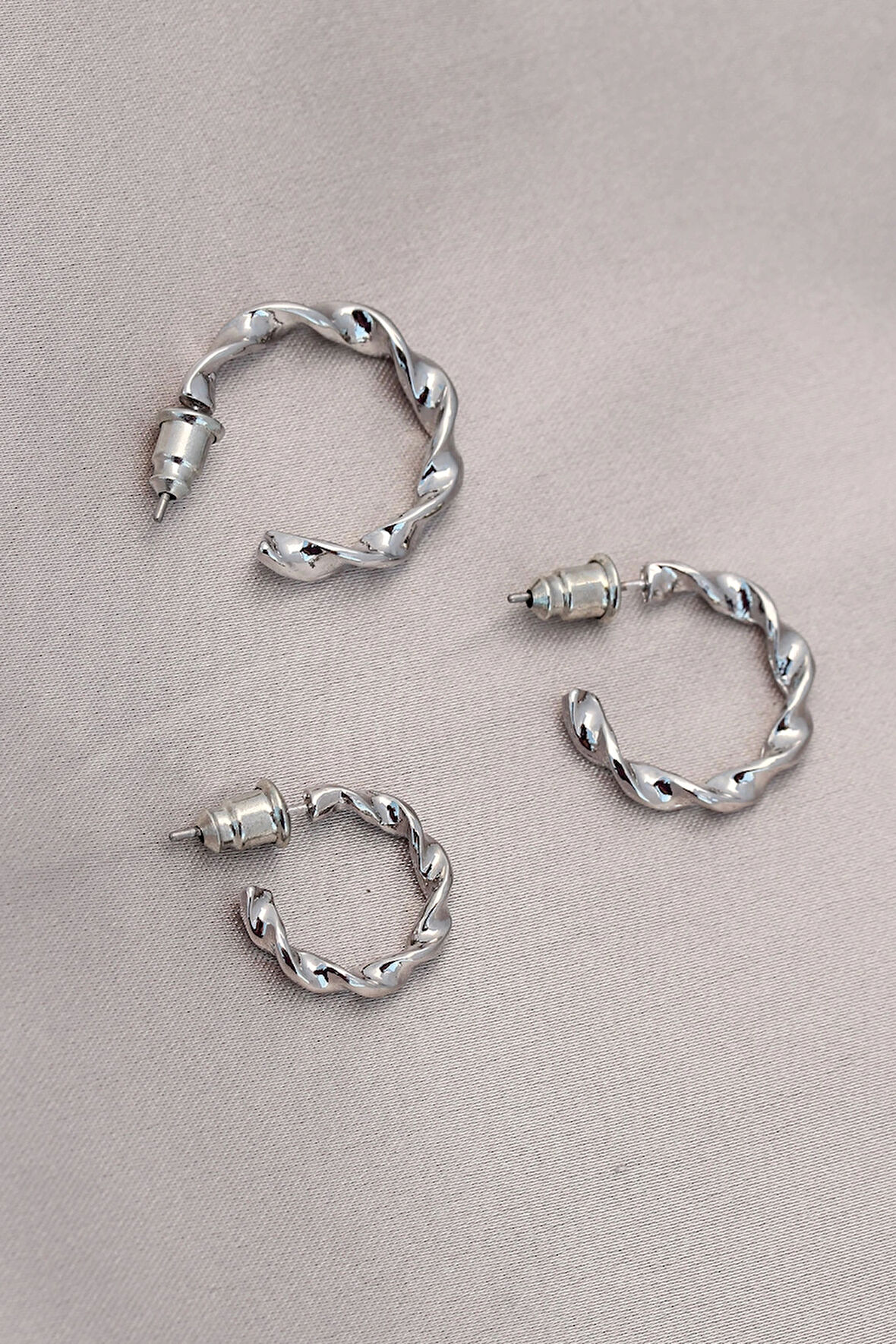 Burgu Model Gümüş Metal Küpe Seti
