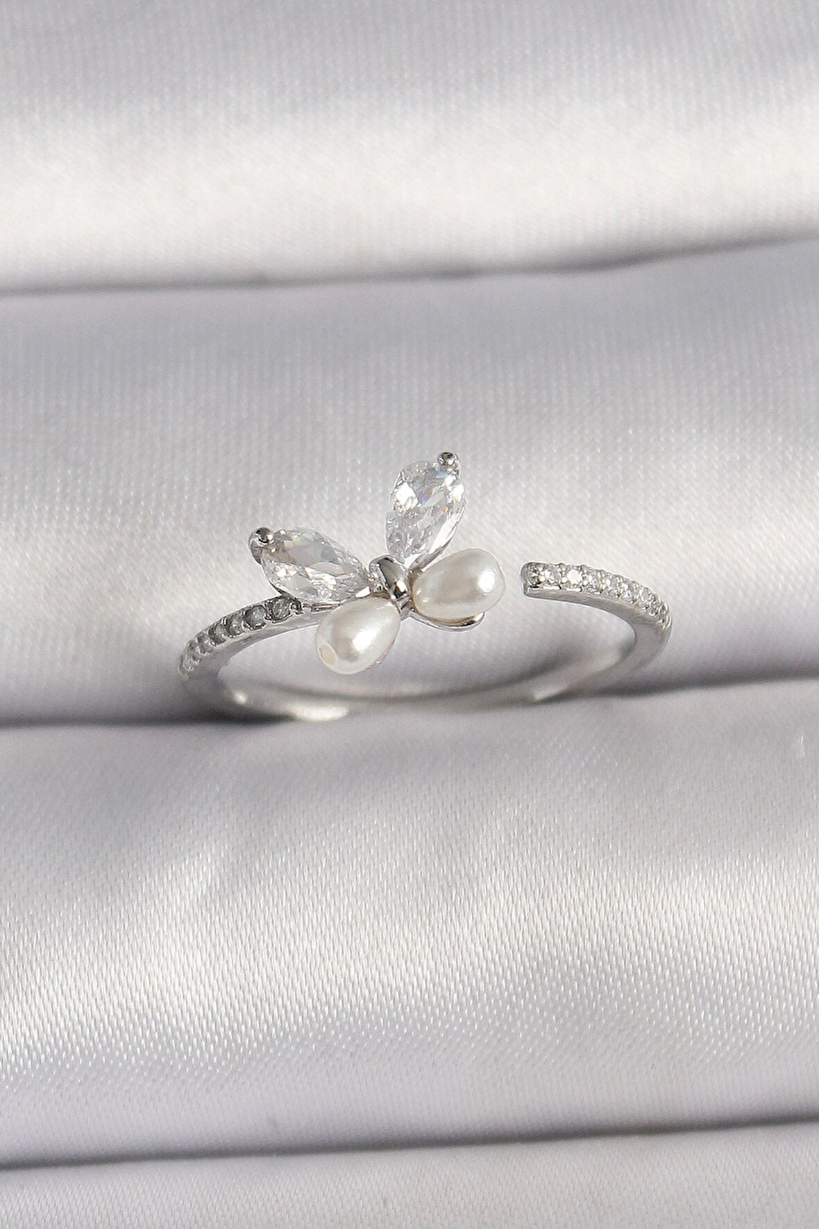 Pirinç Gümüş Renk Zirkon Taşlı Kelebek Model İnci Detaylı Ayarlanabilir Yüzük