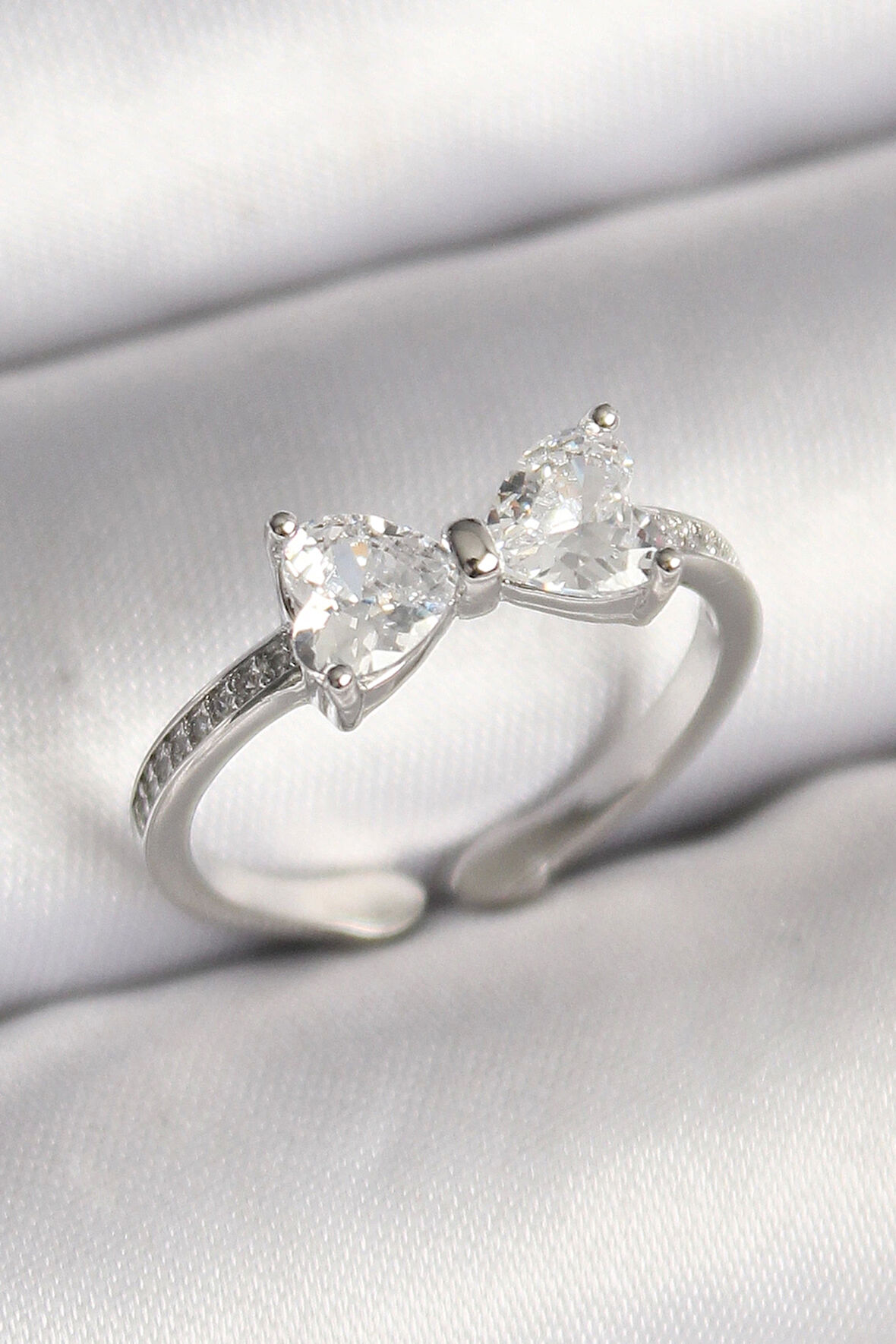 Pirinç Gümüş Renk Zirkon Taşlı Kalp Fiyonk Model Kadın Yüzük