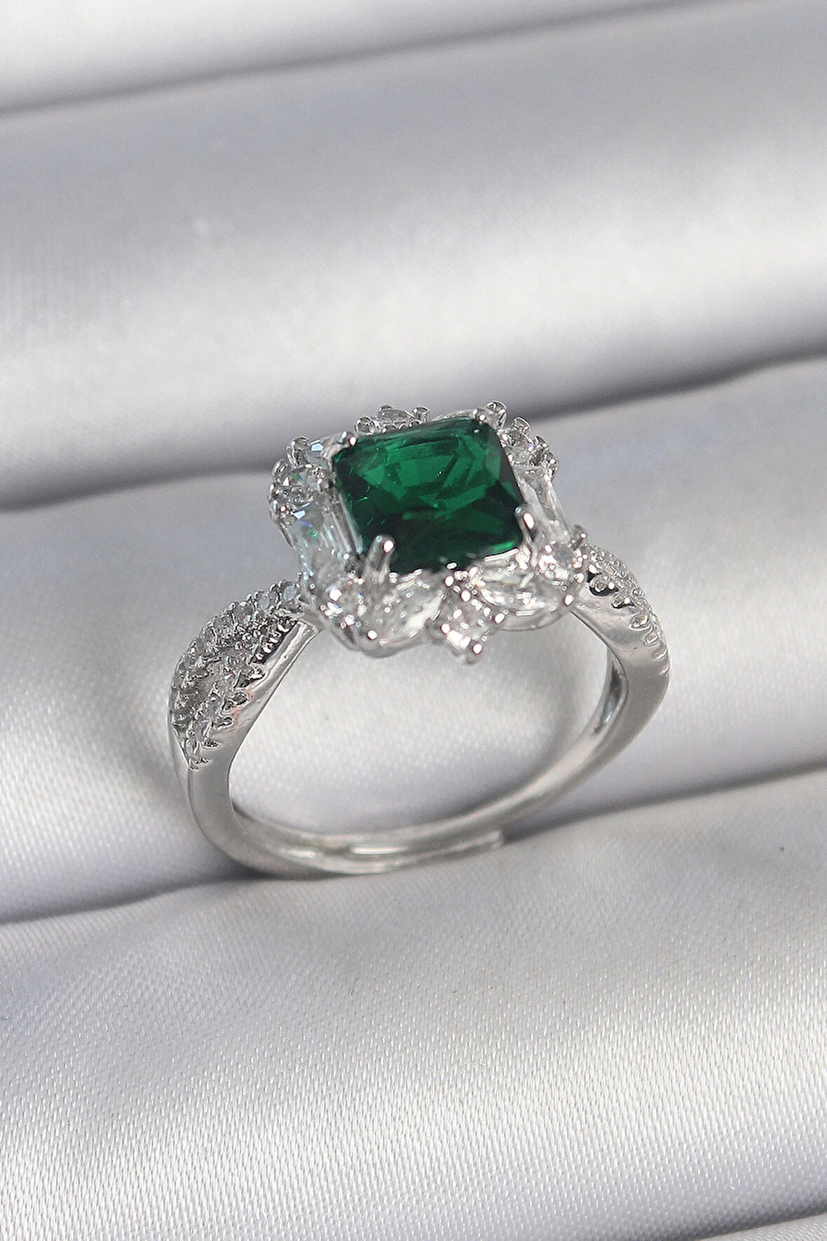 Pirinç Gümüş Renk Zirkon Taşlı Yeşil Tektaş Model Kadın Yüzük