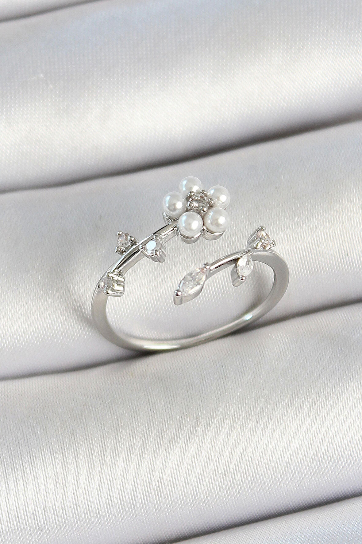 Pirinç İnci Detaylı Papatya Figürlü Zirkon Taşlı Gümüş Renk Ayarlanabilir Kadın Yüzük