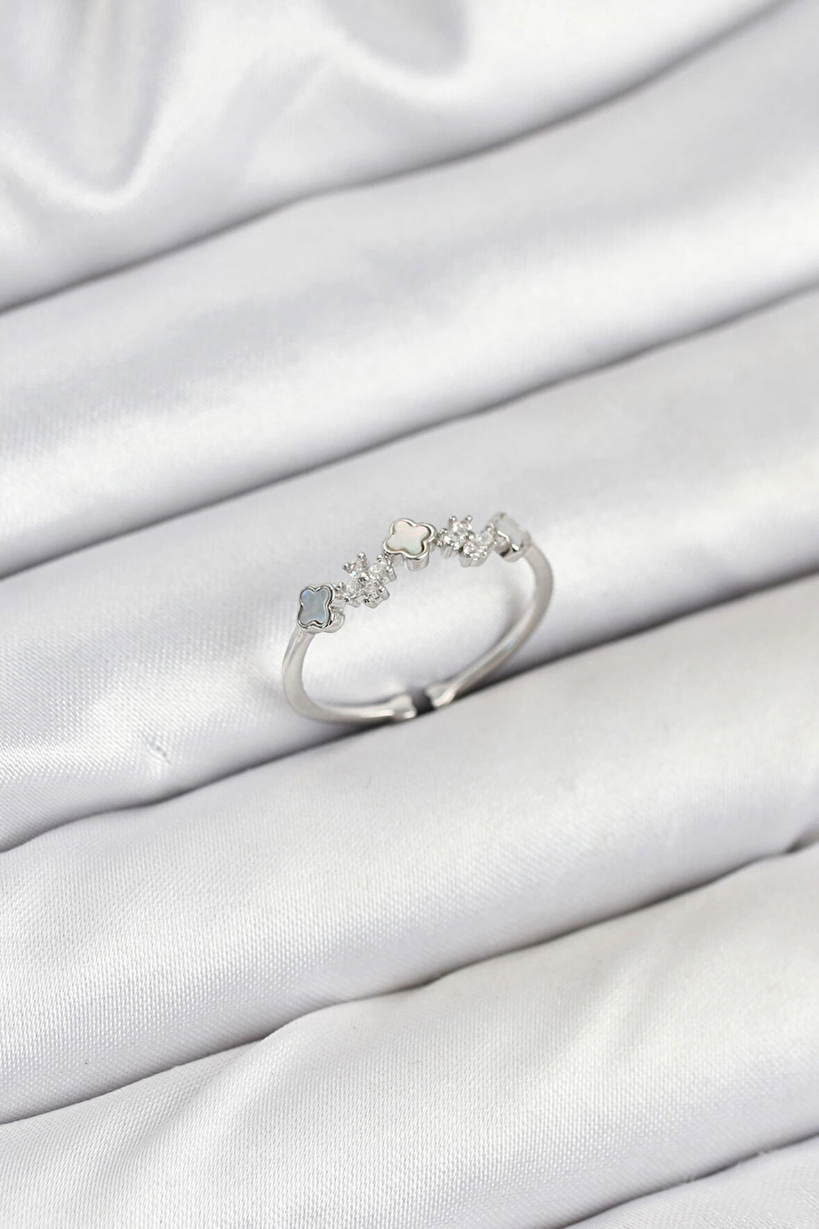 Pirinç Gümüş Renk Minimal Yonca Detaylı Kadın Yüzük