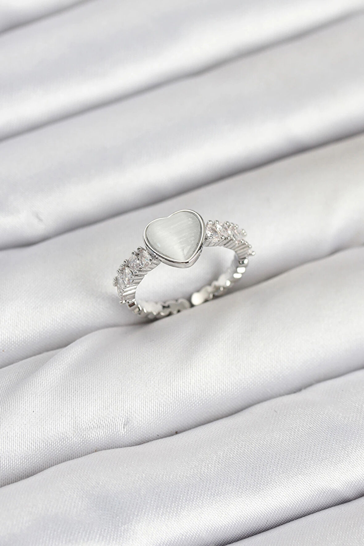 Pirinç Gümüş Renk Zirkon Taşlı Kalpli Kadın Yüzük