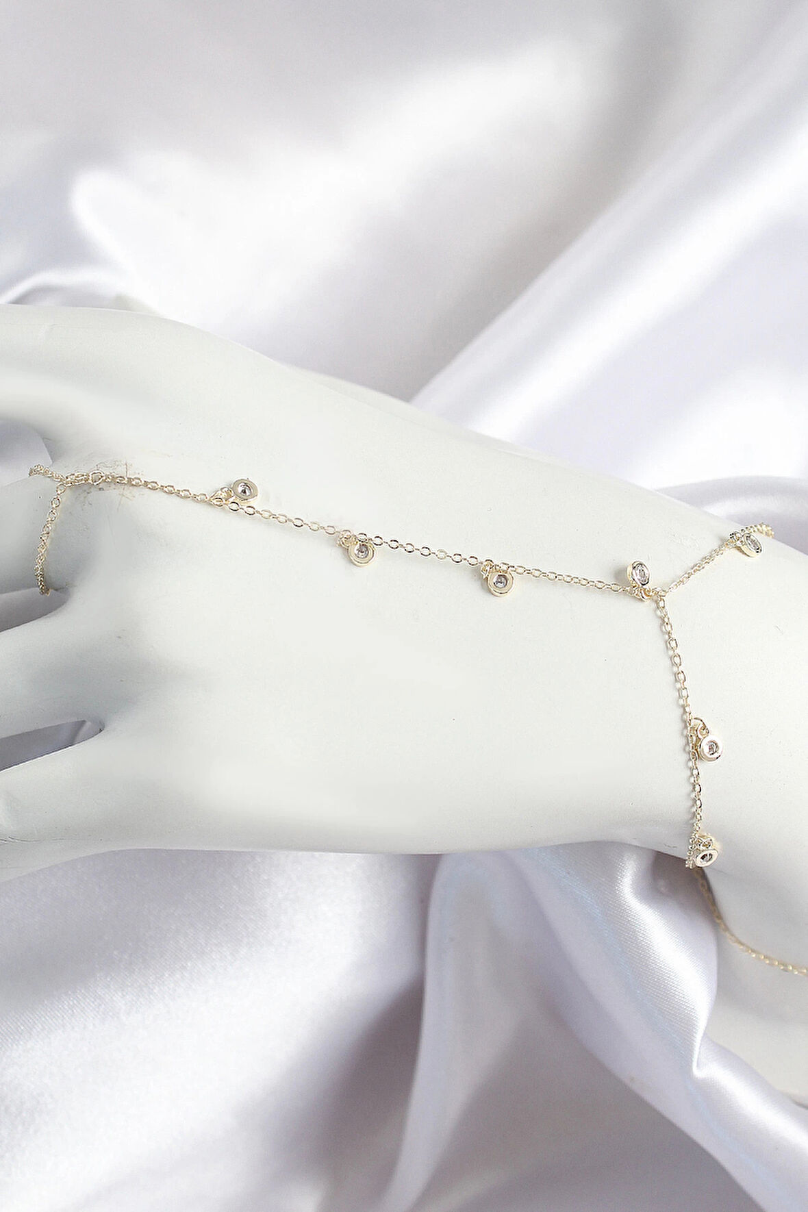 Pirinç Zirkon Taşlı Sallantılı Model Gold Renk Kadın Şahmeran