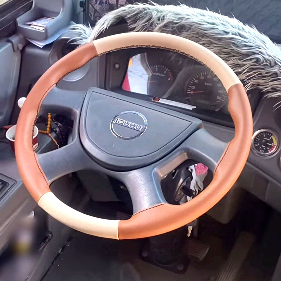 DİKİŞLİ DİREKSİYON KILIFI AÇIK BEJ DERİ TABA DERİ SİYAH DİKİŞLİ ISUZU NOVO İÇİN