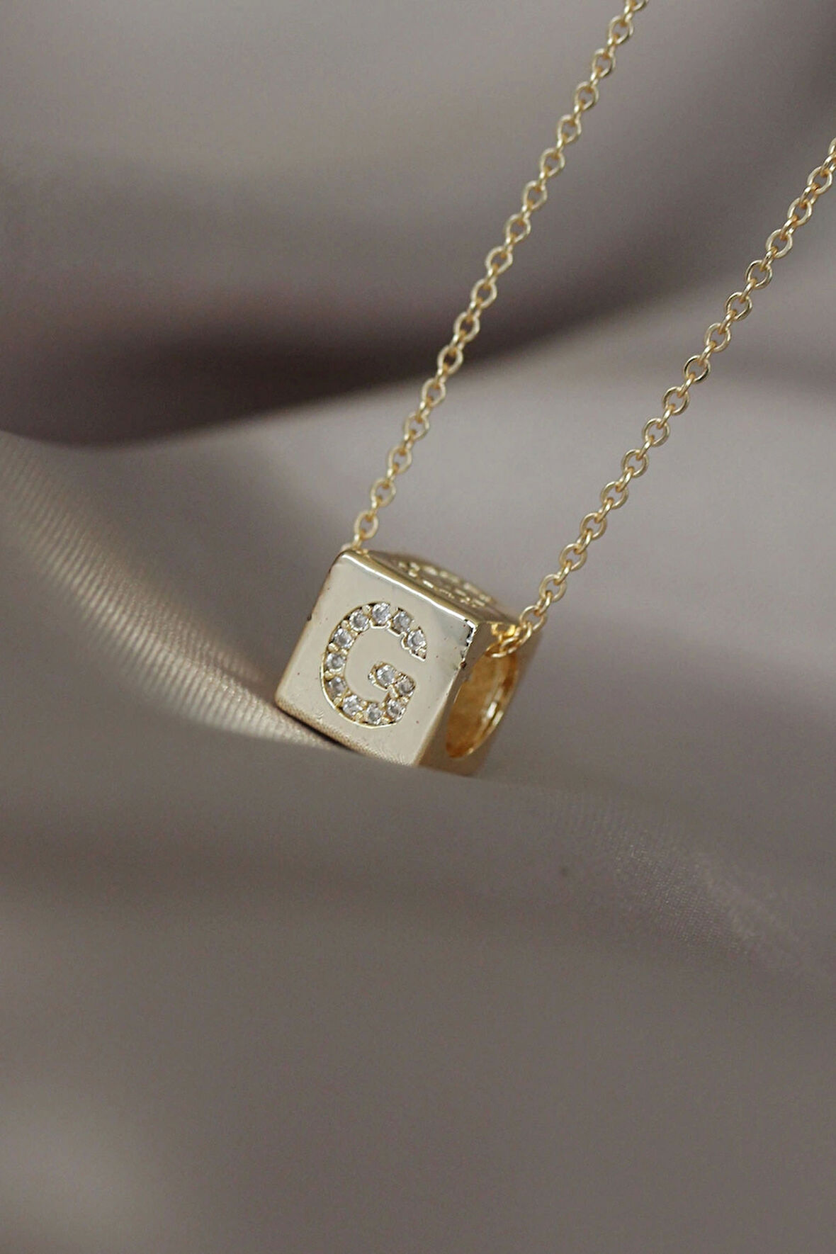 Gold Renkli Zirkon Taşlı Küp Model G Harfli Kolye