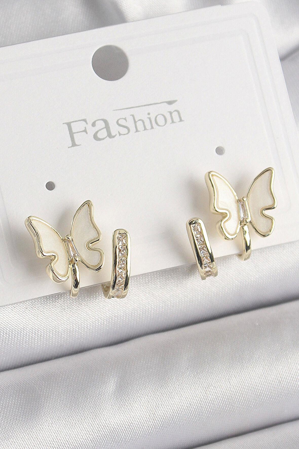 Pirinç Gümüş Renk Zirkon Taş Detaylı Beyaz Sedefli Kelebek Model Kadın Küpe