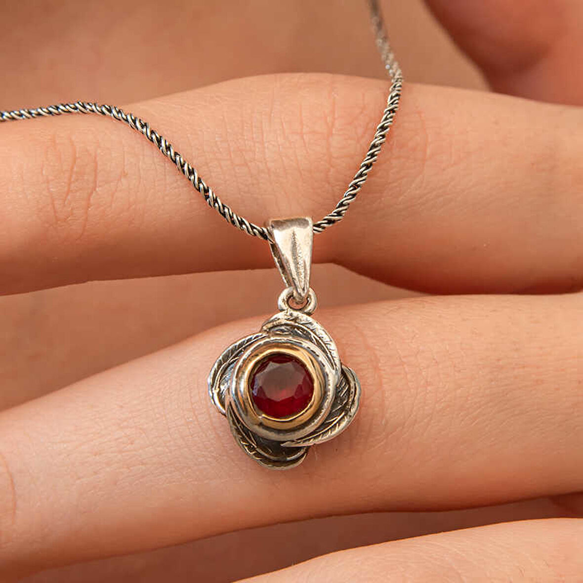 BlackCraft Kırmızı Taşlı Gül Model Gümüş Kadın Kolye