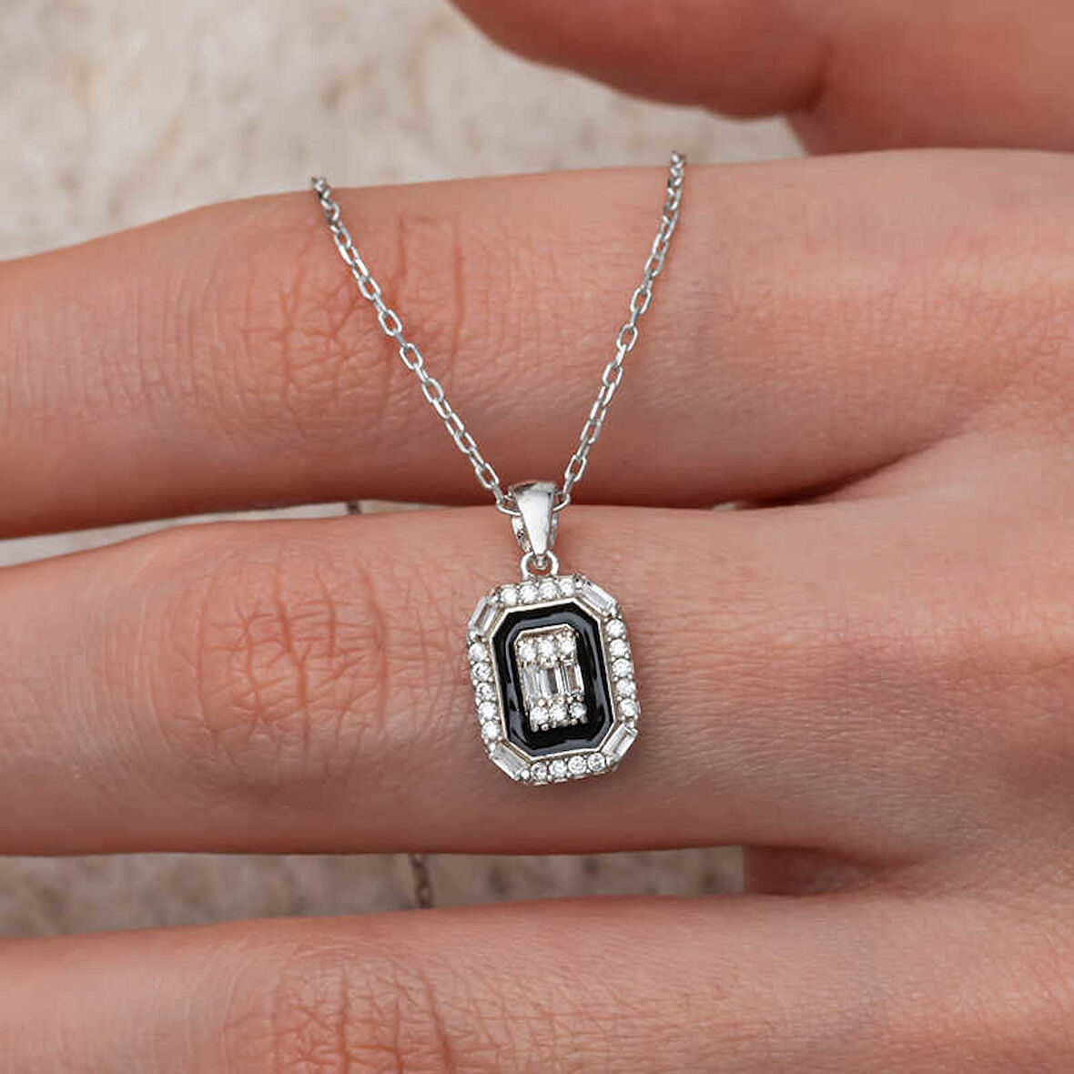 BlackCraft Gümüş Siyah Mineli Baget Kadın Kolye (BC-241082)