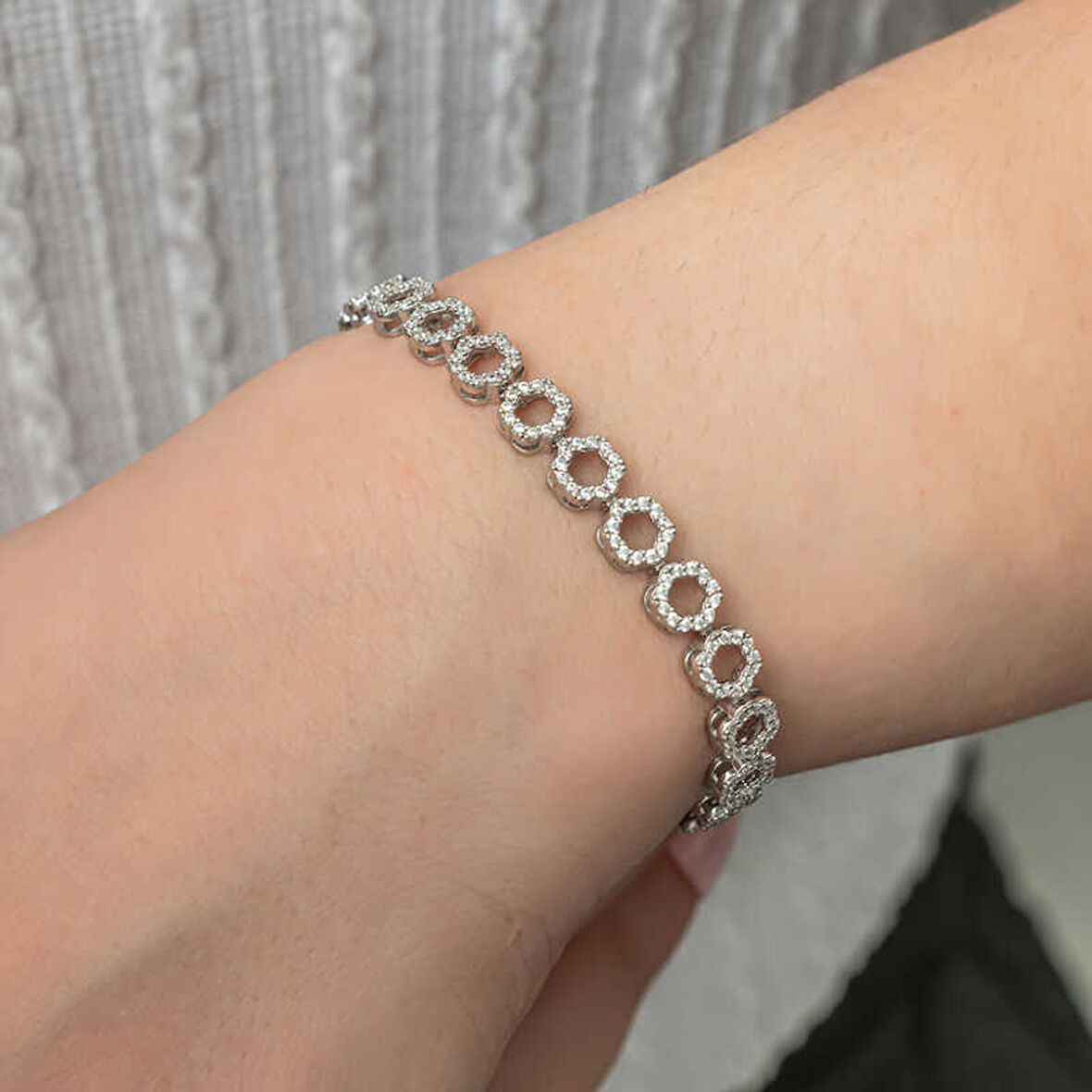 BlackCraft Gümüş Çember Beyaz Taşlı Su Yolu Kadın Bileklik (BC-6C9F89)