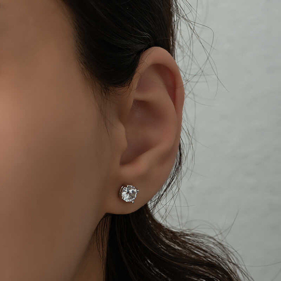 BlackCraft ​Gümüş 6 mm Beyaz Zirkon Tek Taş Kadın Küpe (BC-F746CC)