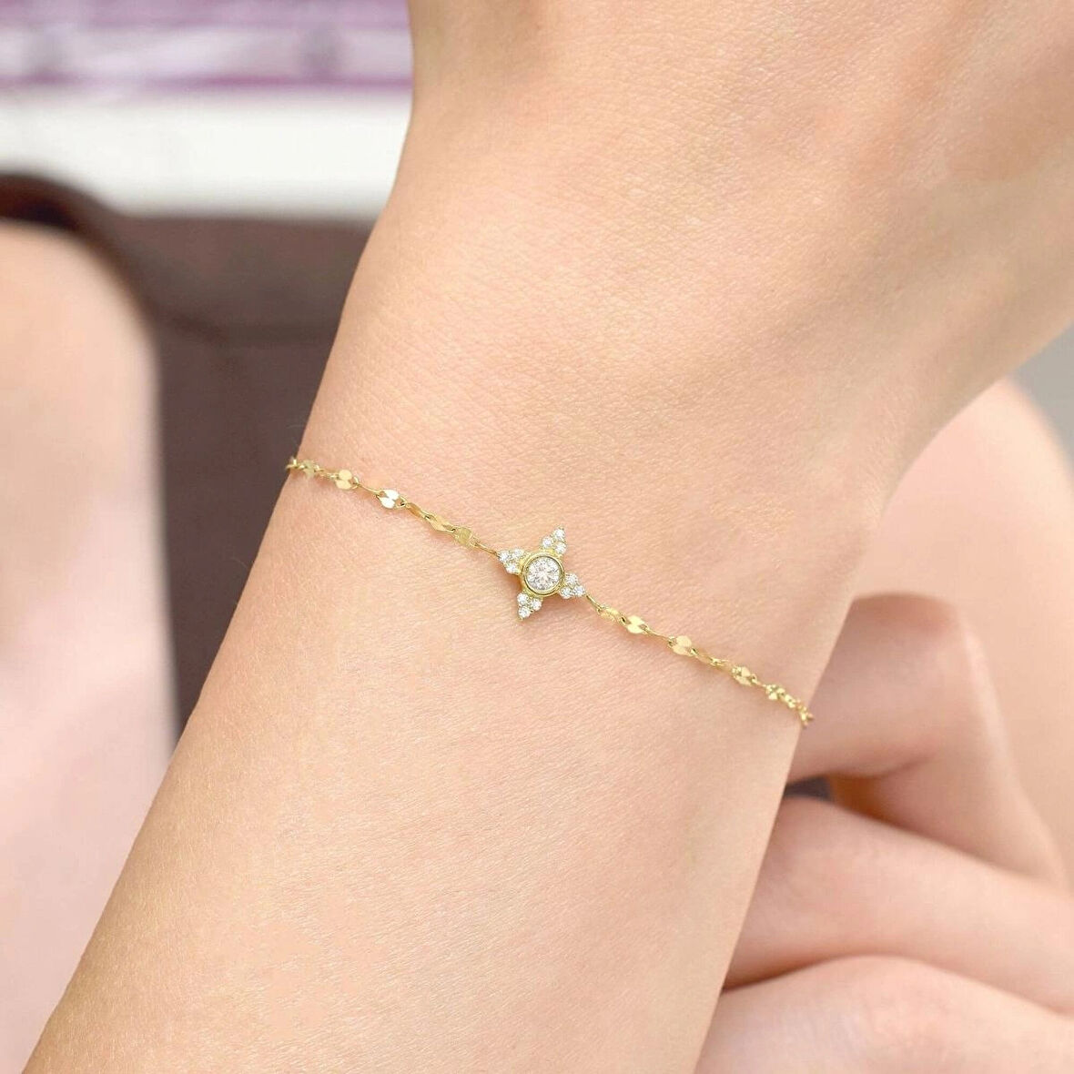 Tektaşlı Çiçek Altın Bileklik