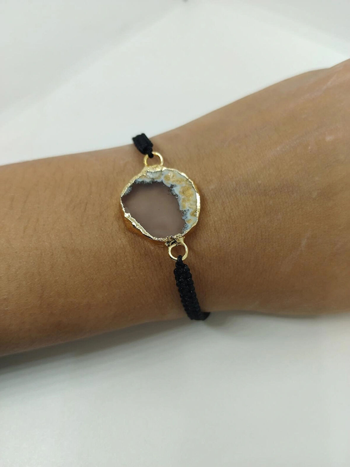 Tek Taş Akik Örgü Bileklik – El Yapımı Zarif Tasarım (Kadın)