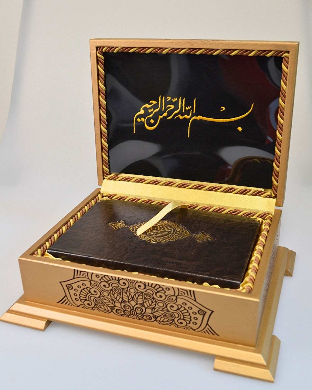 Ahşap Kutulu Nakış İşlemeli Besmele-i Şerifli Kuran-ı Kerim Seti (Hafız Boy)
