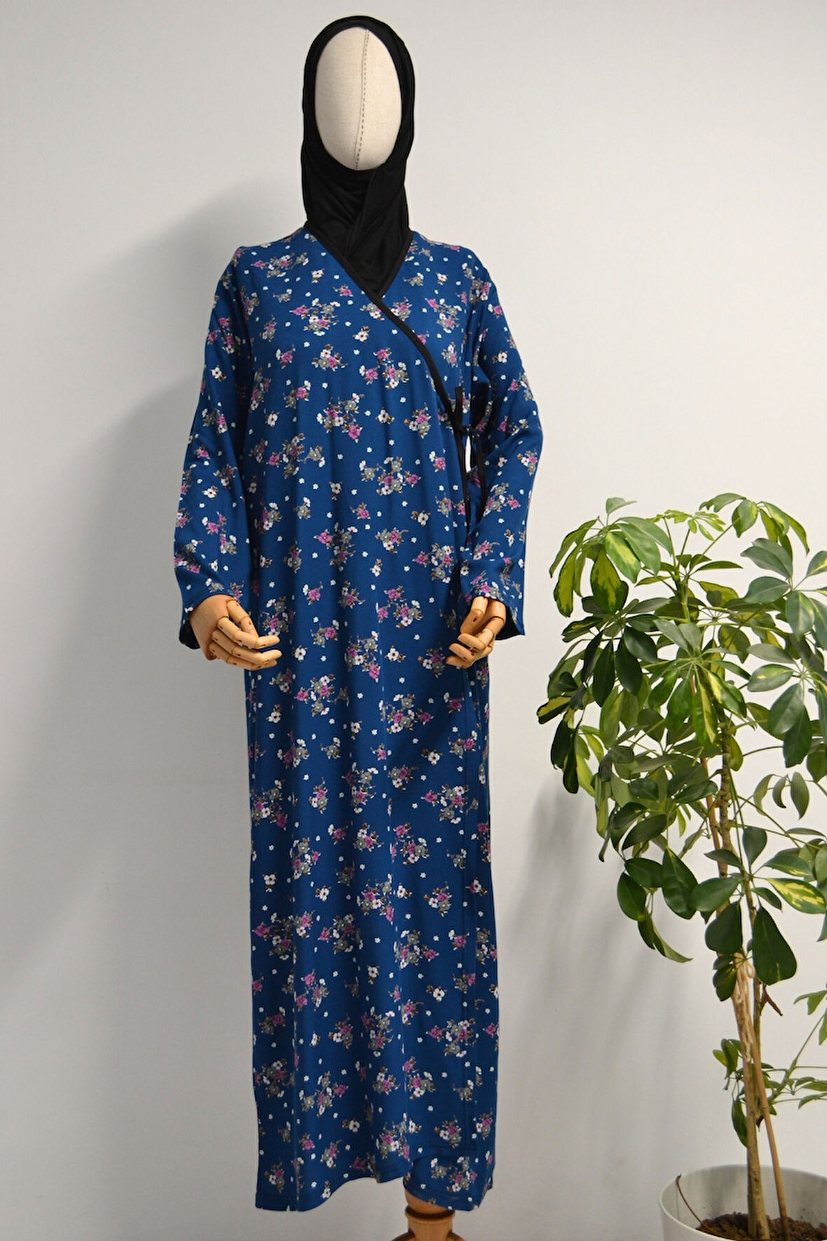 Çiçek Desenli Kruvaze Namaz Elbisesi – %100 Viskon, Yandan Bağlamalı 36-46 Beden