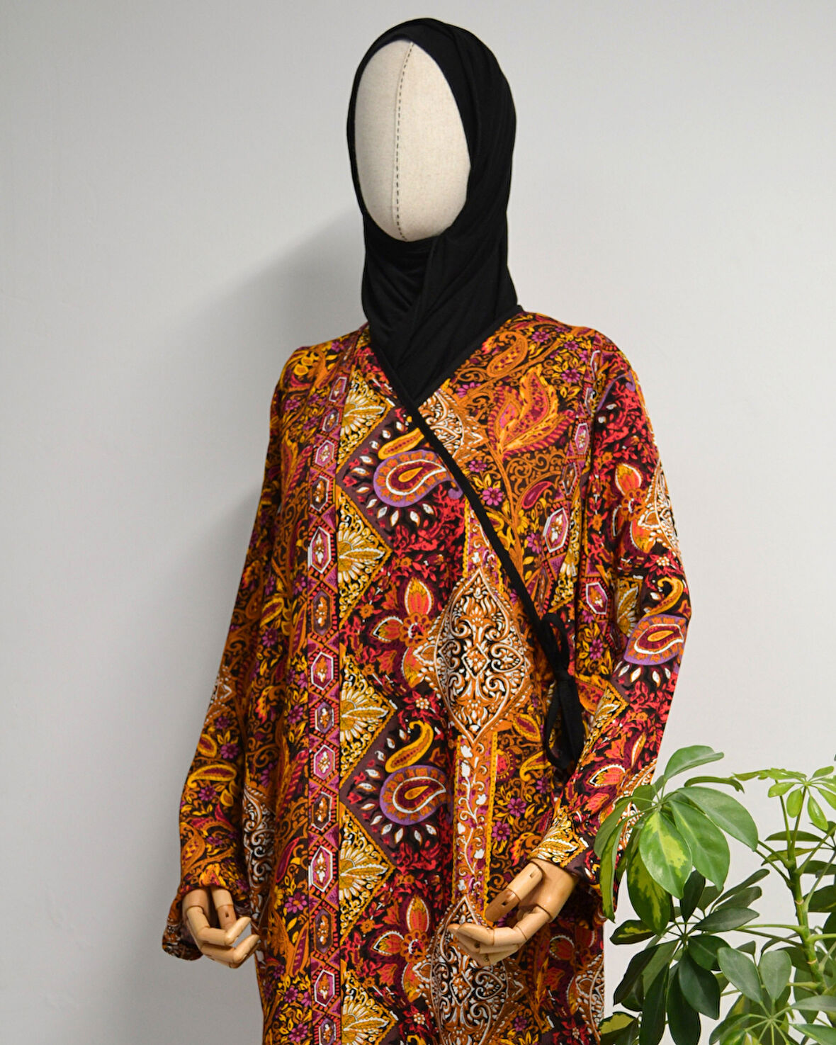 Etnik Desenli Kruvaze Namaz Elbisesi – %100 Viskon, Yandan Bağlamalı 36-46 Beden