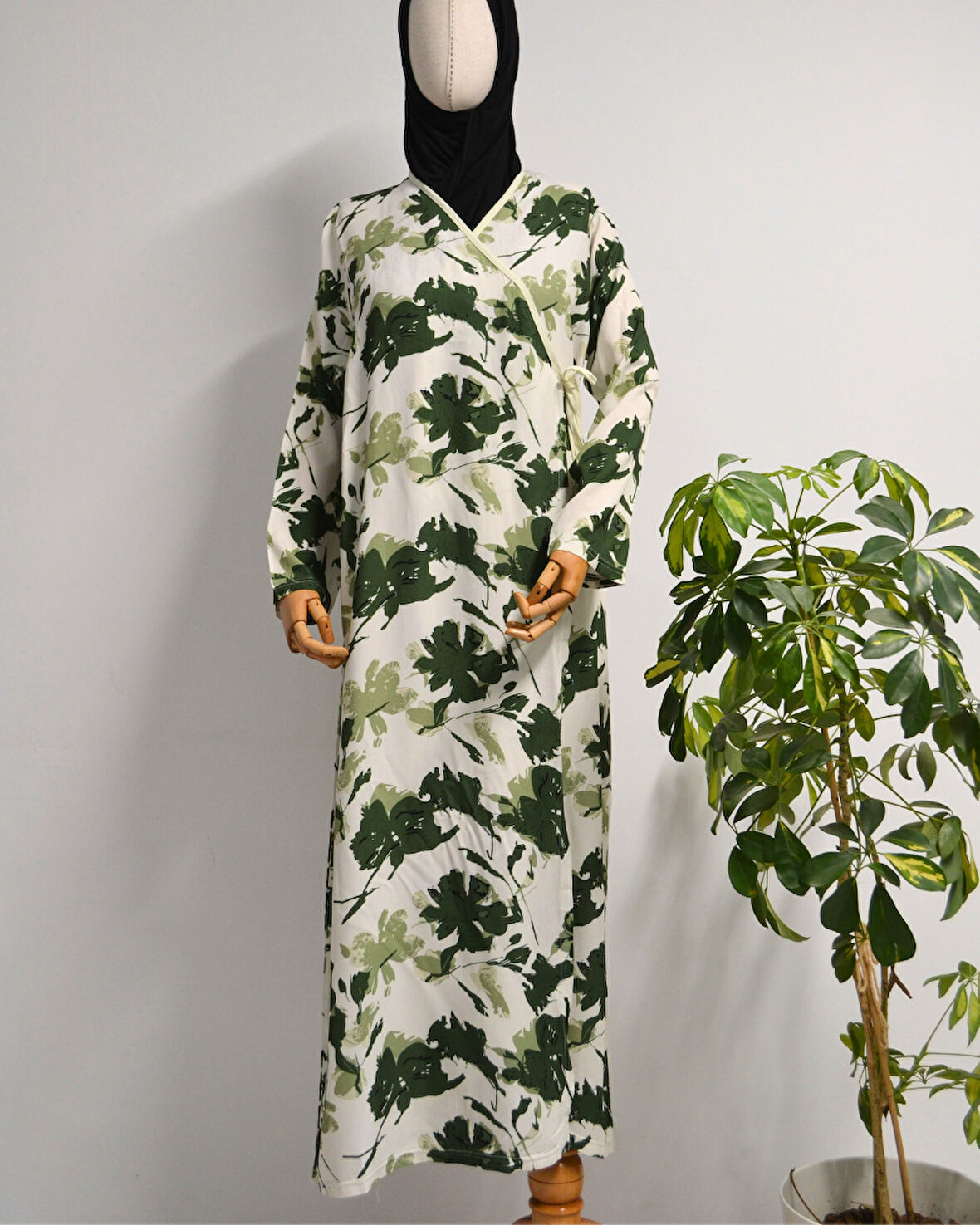 Yaprak Desenli Kruvaze Namaz Elbisesi – %100 Viskon, Yandan Bağlamalı 36-46 Beden