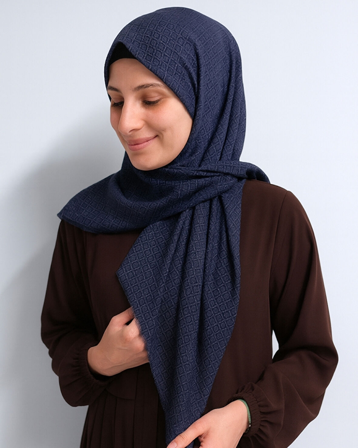 Desenli Denim Eşarp – 95x95 cm, Kaymaz, Dört Mevsim Kullanıma Uygun