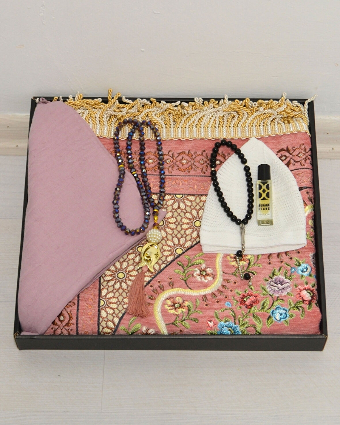 Çeyizlik Hediyelik Seccade Set – Astarlı Kadife Seccade, Eşarp, Kristal Tesbih, Erkek Tesbihi, Takke ve Esanslı Özel Kutulu Lüks Hediye