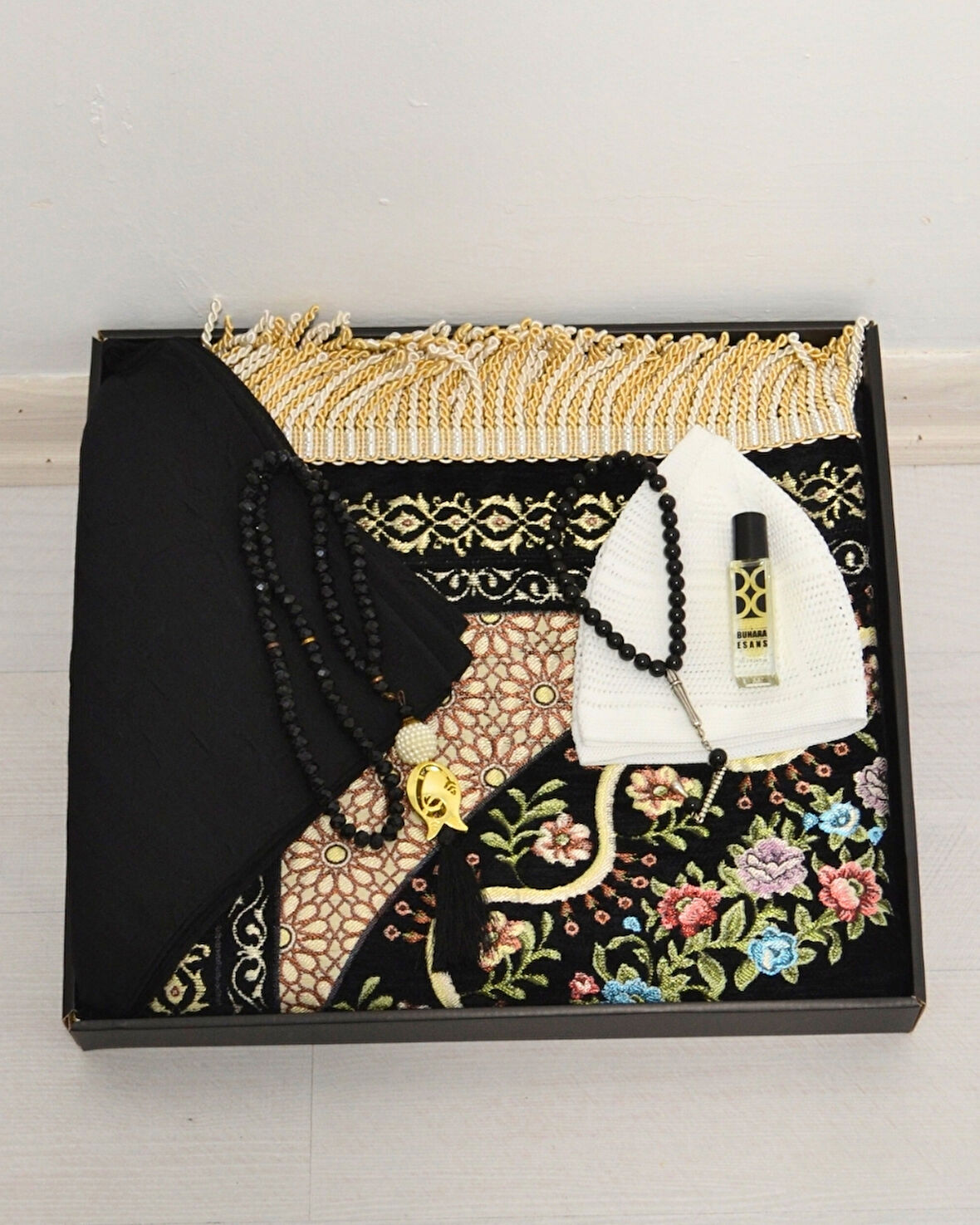 Çeyizlik Hediyelik Seccade Set – Astarlı Kadife Seccade, Eşarp, Kristal Tesbih, Erkek Tesbihi, Takke ve Esanslı Özel Kutulu Lüks Hediye