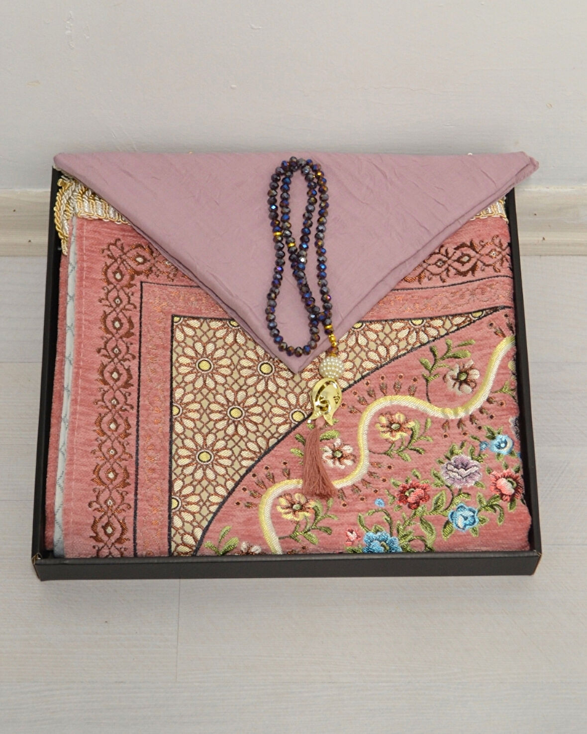 Çeyizlik Hediyelik Seccade Eşarp Tesbih Set – Kadife Astarlı Seccade, Eşarp, Kristal Tesbih Kutulu Lüks Hediye Seti