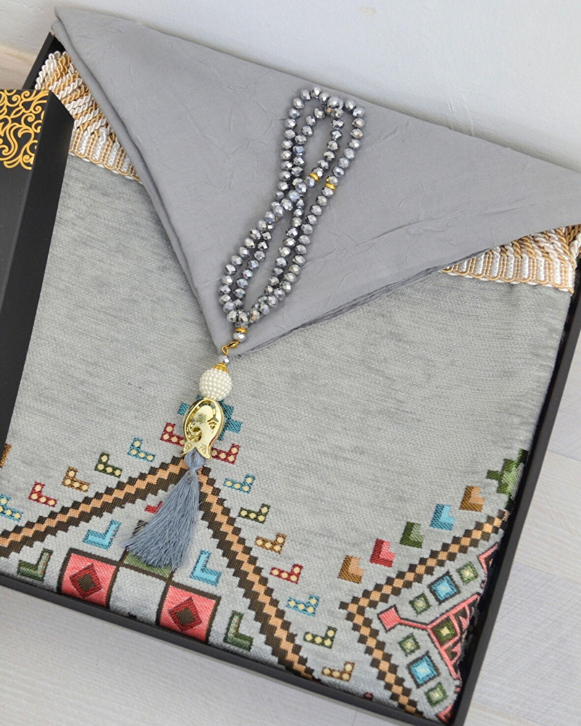 Çeyizlik Hediyelik Seccade Eşarp Tesbih Set – Kilim Desenli Kadife Astarlı Seccade, Eşarp, Kristal Tesbih Özel Kutulu Lüks Hediye Seti