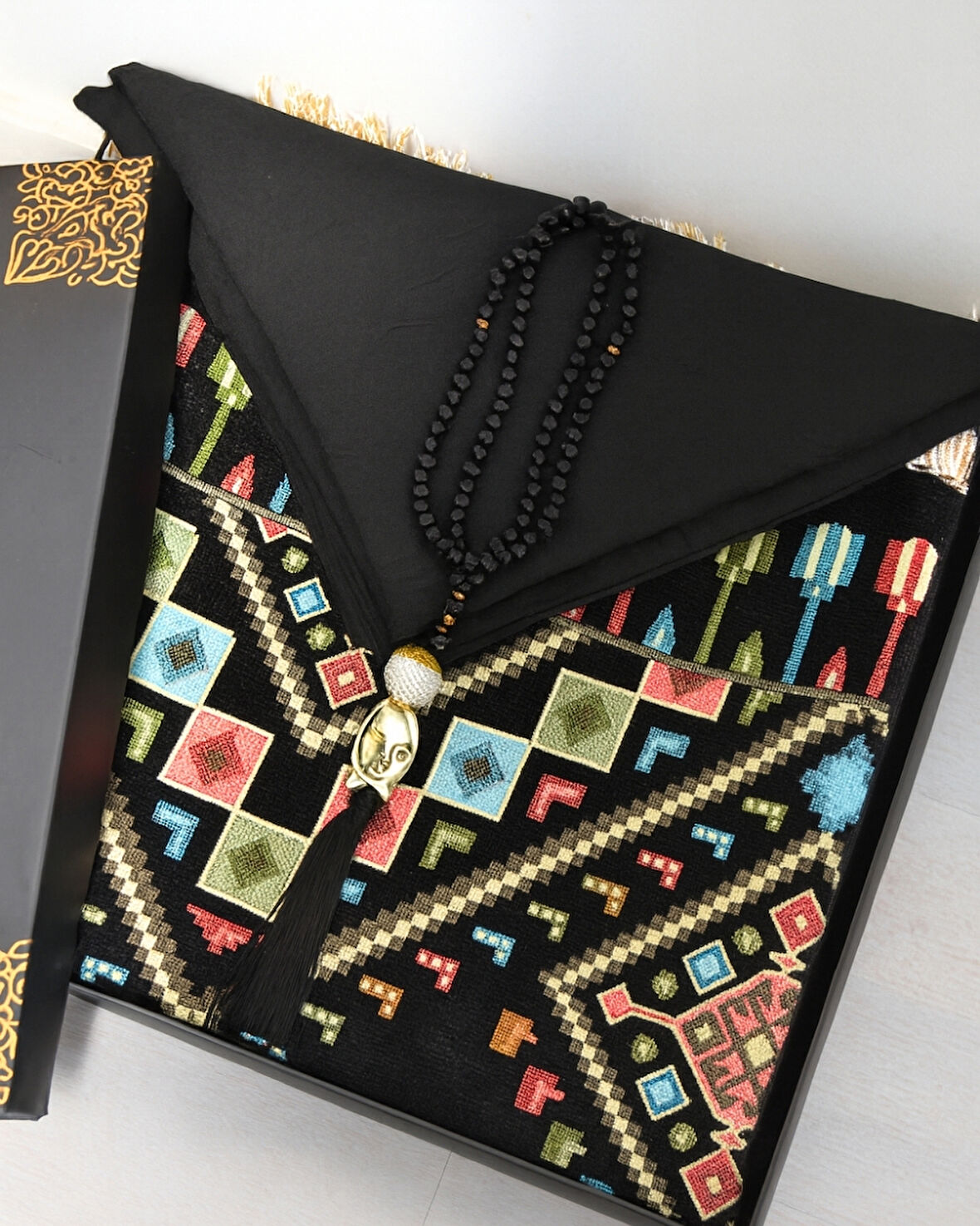 Çeyizlik Hediyelik Seccade Eşarp Tesbih Set – Kilim Desenli Kadife Astarlı Seccade, Eşarp, Kristal Tesbih Özel Kutulu Lüks Hediye Seti