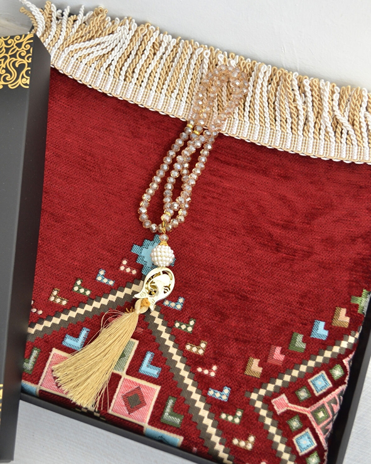 Hediyelik Seccade Tesbih Seti – Kilim Desenli Kadife Astarlı Seccade, Kristal Tesbih ve Özel Kutulu Lüks Hediye Seti