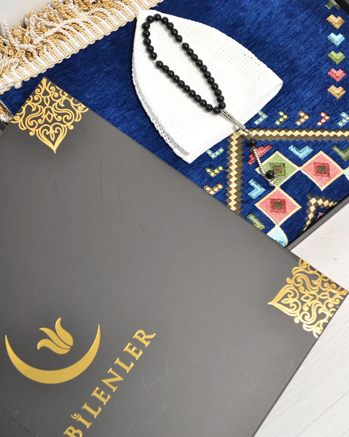 Erkekler için Seccade Takke Tesbih Hediyelik Seti –Kilim Desenli Kadife Astarlı Seccade, 33’lü Erkek Tesbihi, Takke ve Özel Kutu