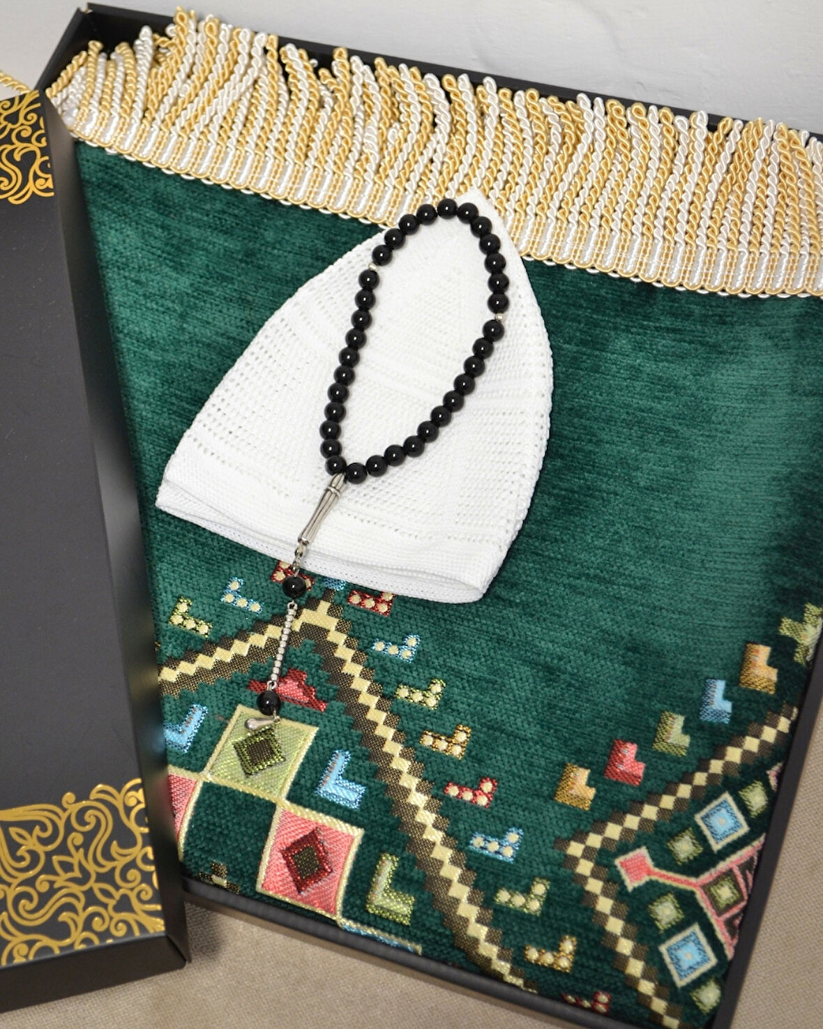 Erkekler için Seccade Takke Tesbih Hediyelik Seti –Kilim Desenli Kadife Astarlı Seccade, 33’lü Erkek Tesbihi, Takke ve Özel Kutu