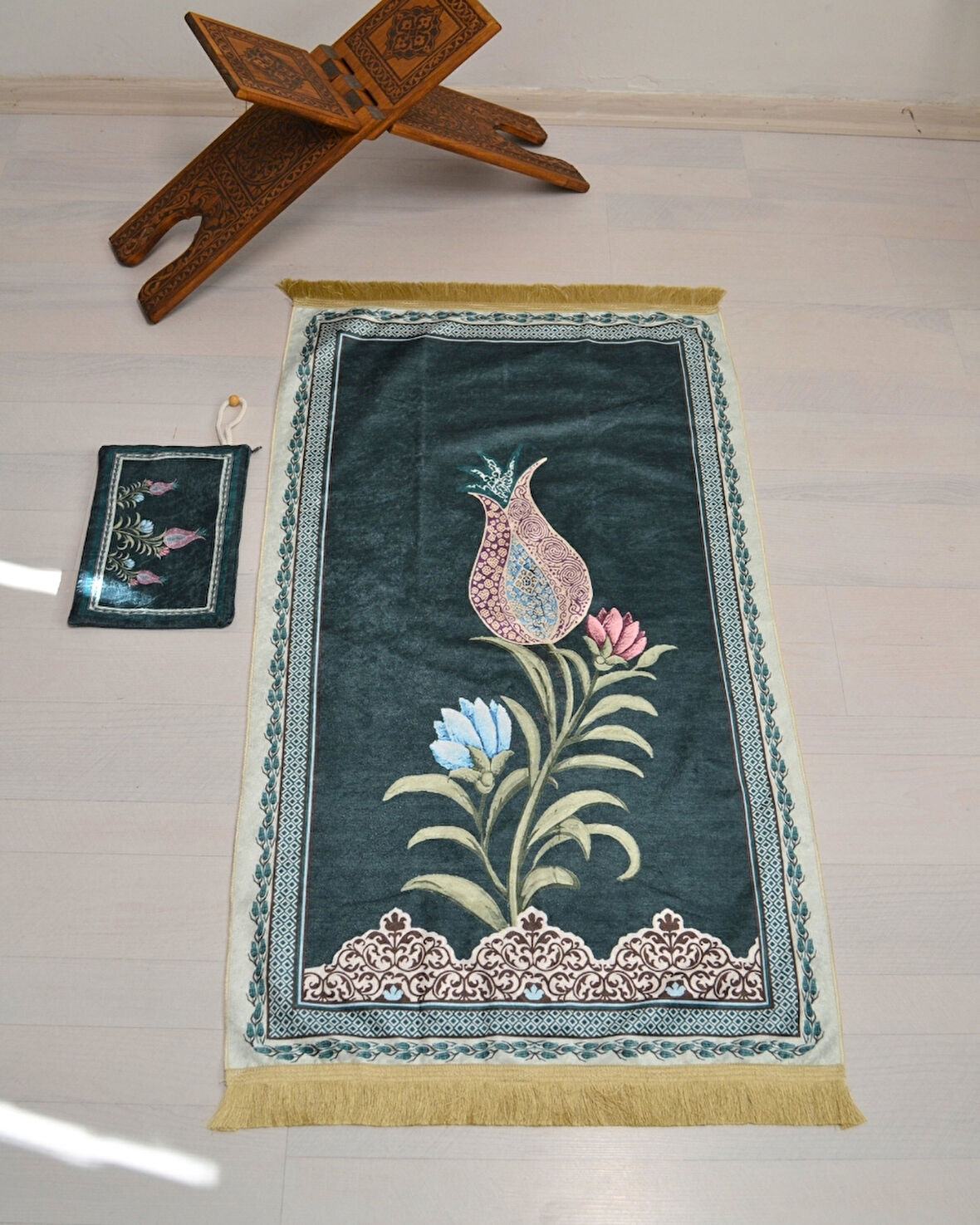 Pratik ve Taşınabilir İpek Dokulu Çantalı Seccade Lale Desenli Yeşil  Fermuarlı