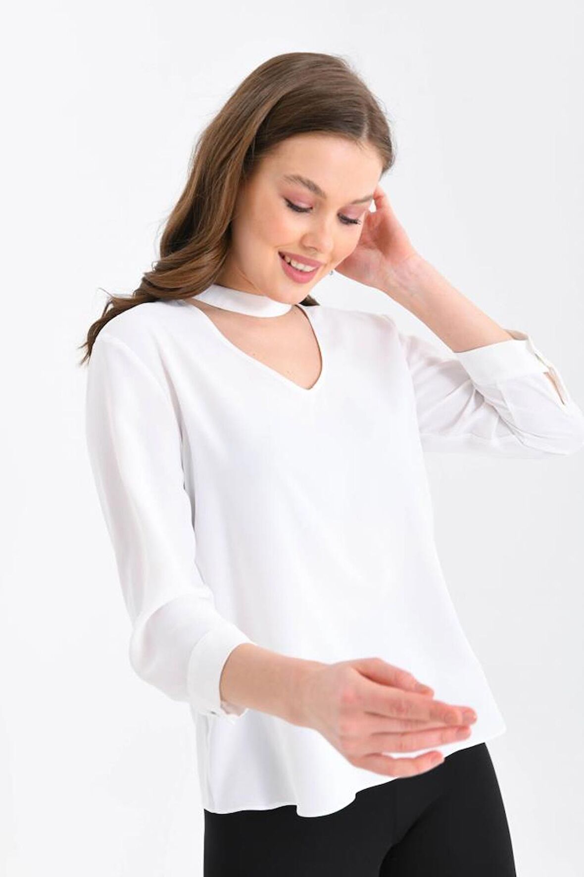 V Yaka Boyun Detaylı Beyaz Kadın Bluz