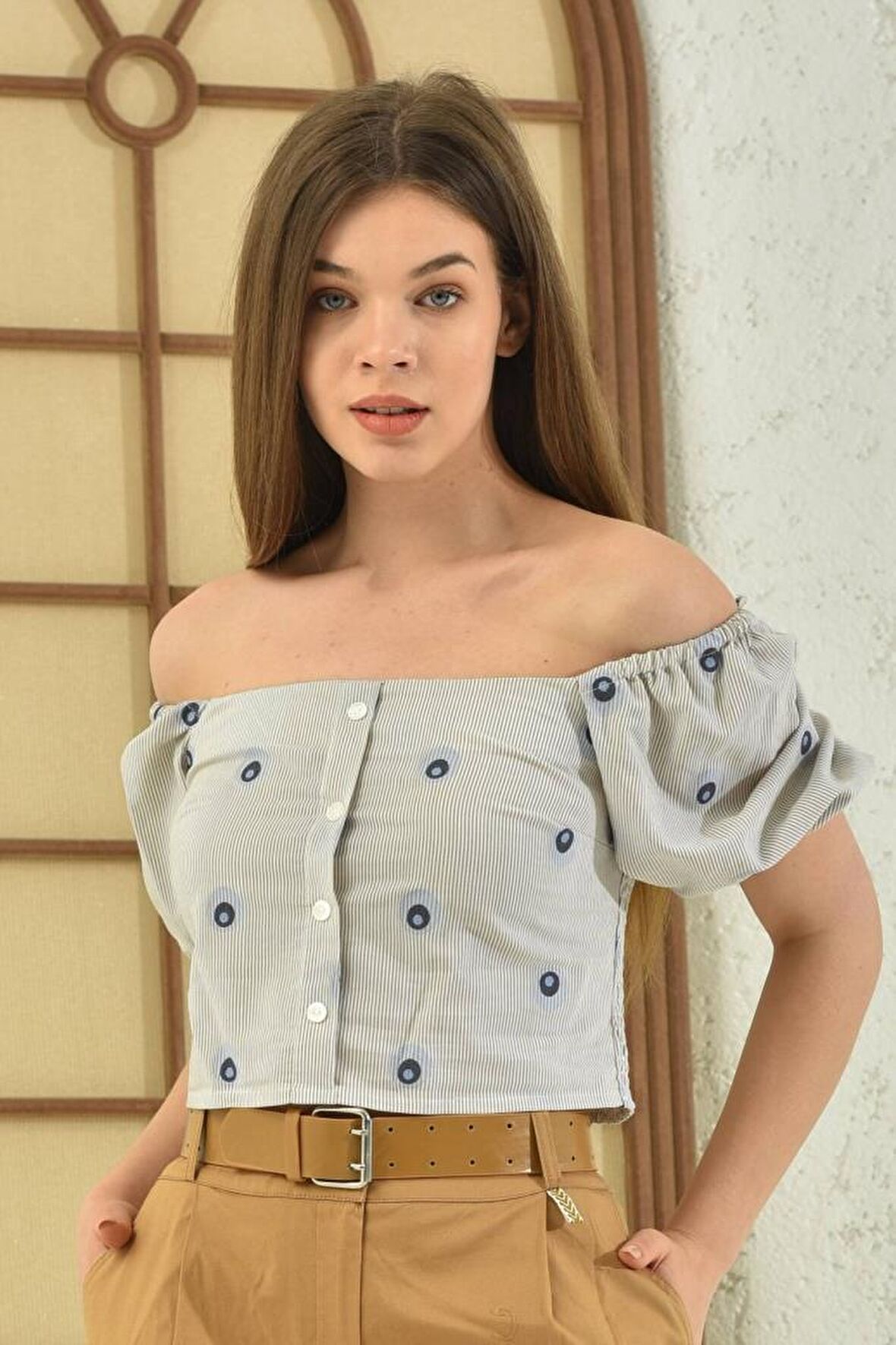 Omzu Açık Puantiyeli Bej Kadın Crop Bluz