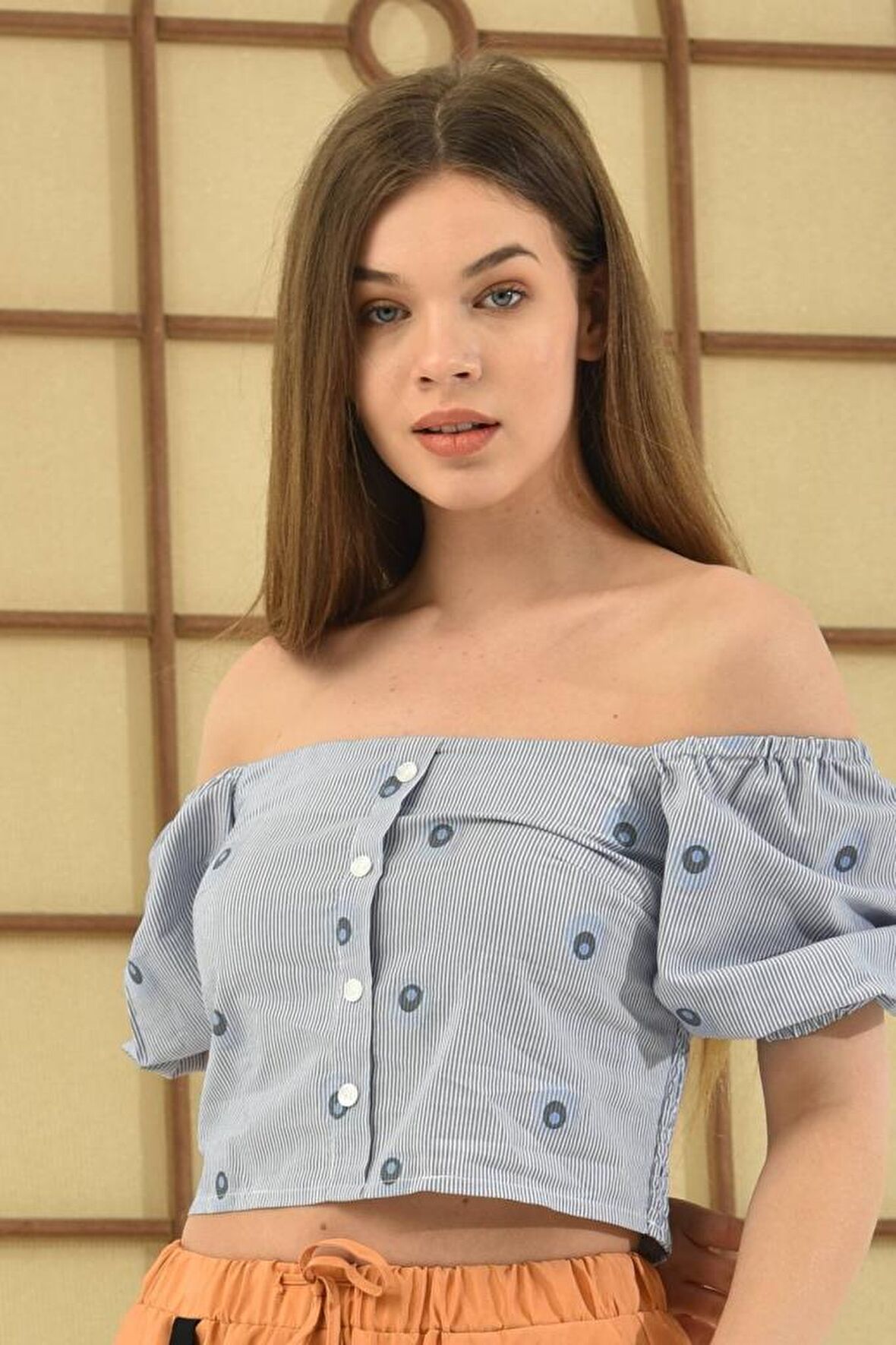 Omzu Açık Puantiyeli Mavi Kadın Crop Bluz