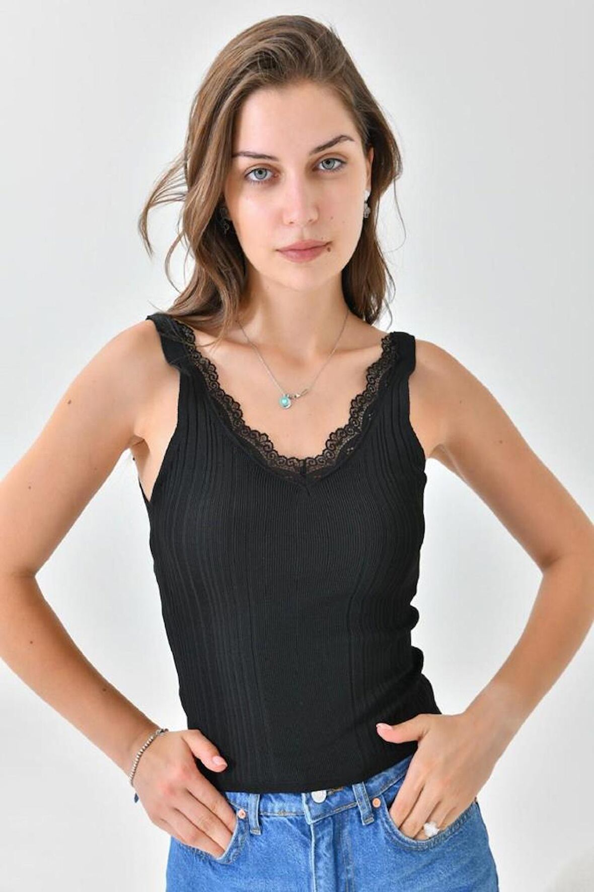 V Yaka Merdiven Dandel Detaylı Siyah Triko Crop Top