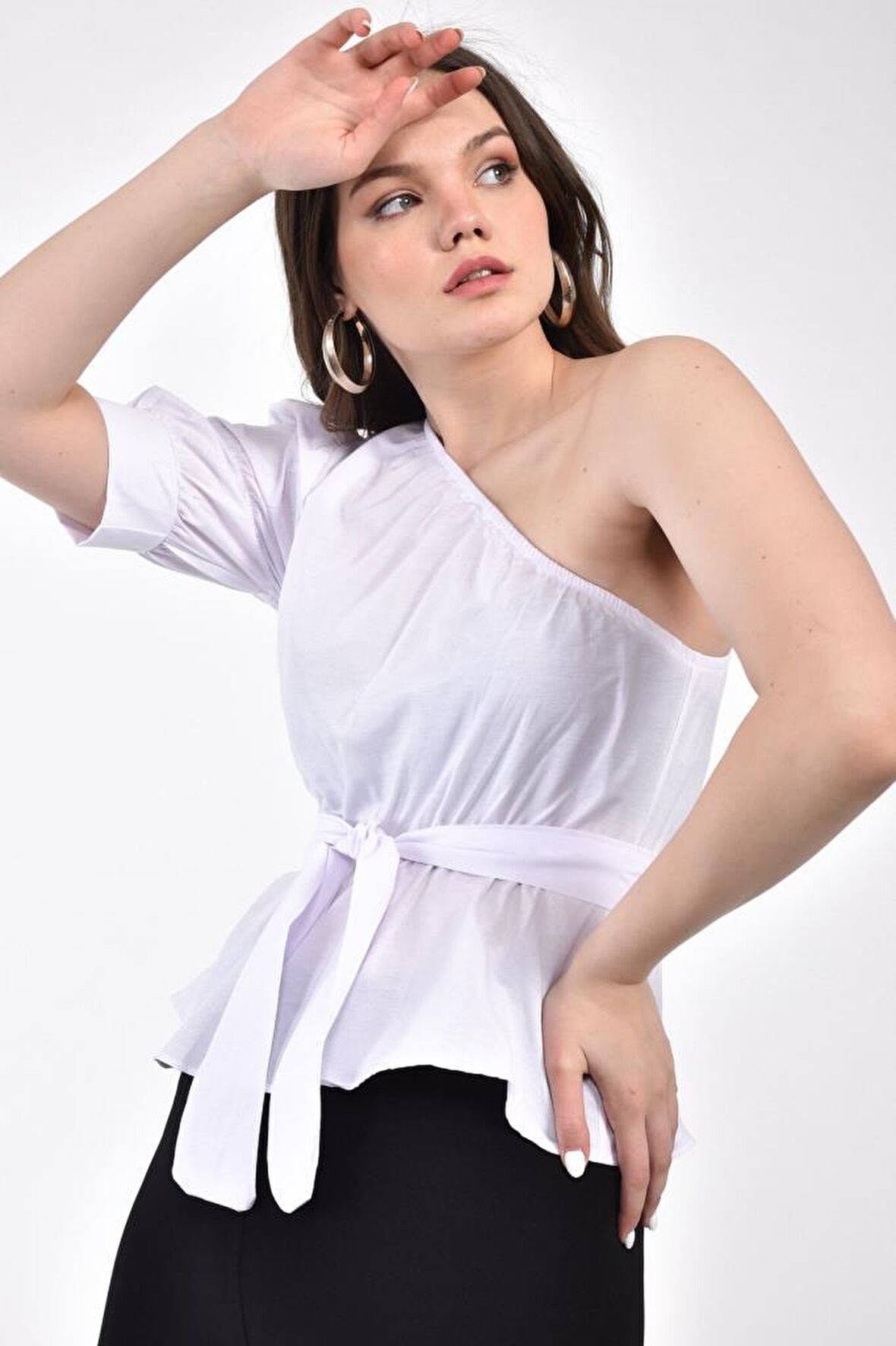 Modkofoni Volen Tek Kollu Kuşaklı Omuzdan Lastikli Beyaz Kadın Bluz