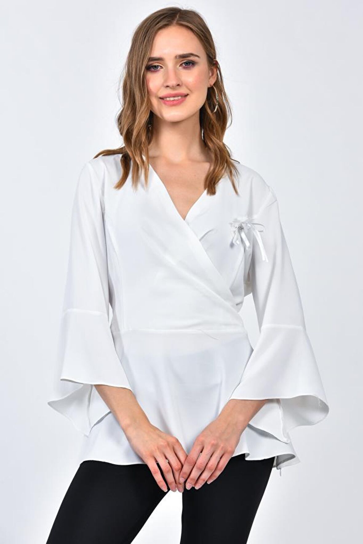 Modkofoni Yarasa Kollu V Yaka Çiçek Aksesuarlı Beyaz Kadın Bluz