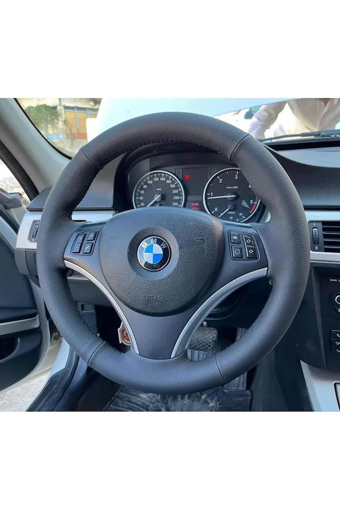 BMW E90 ARACA ÖZEL DİREKSİYON KILIFI ( ALT KOL KISA OLAN PAKET)