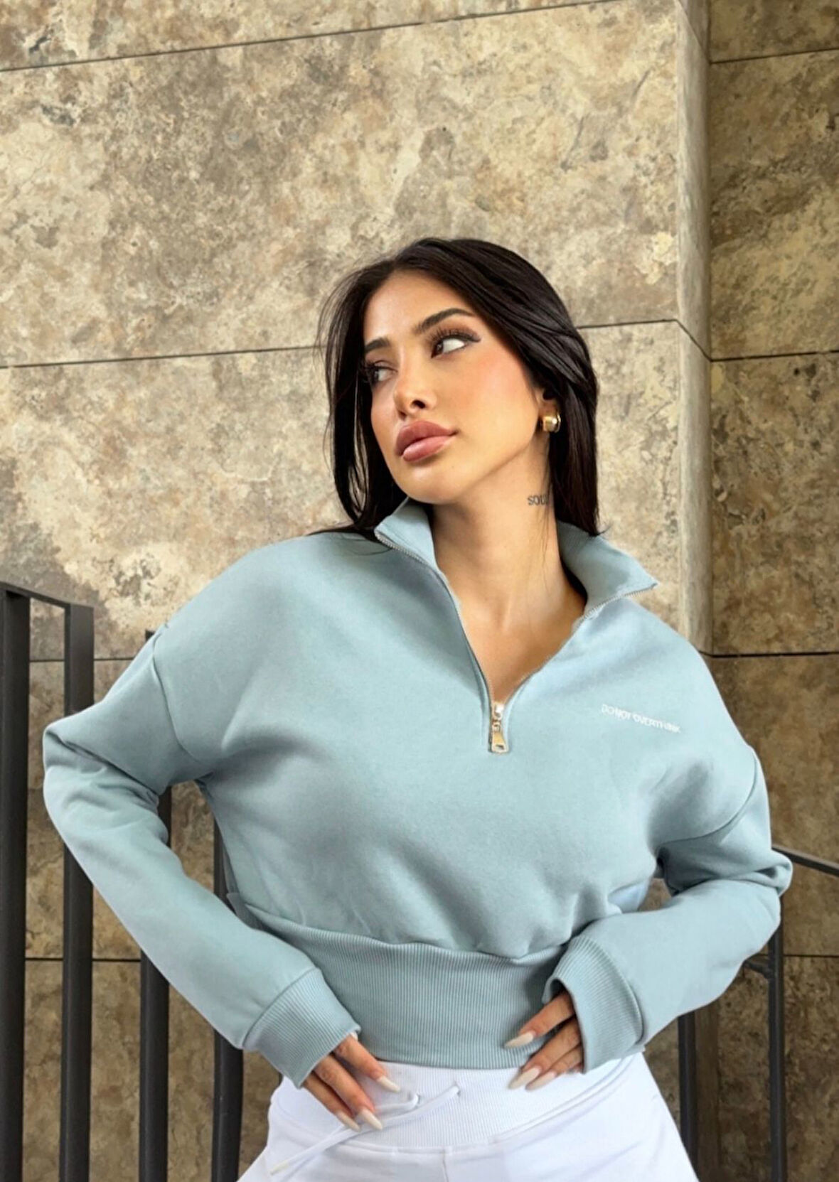 Dik Yaka Overtınk Nakışlı Fermuarlı Kadın Crop Sweatshirt