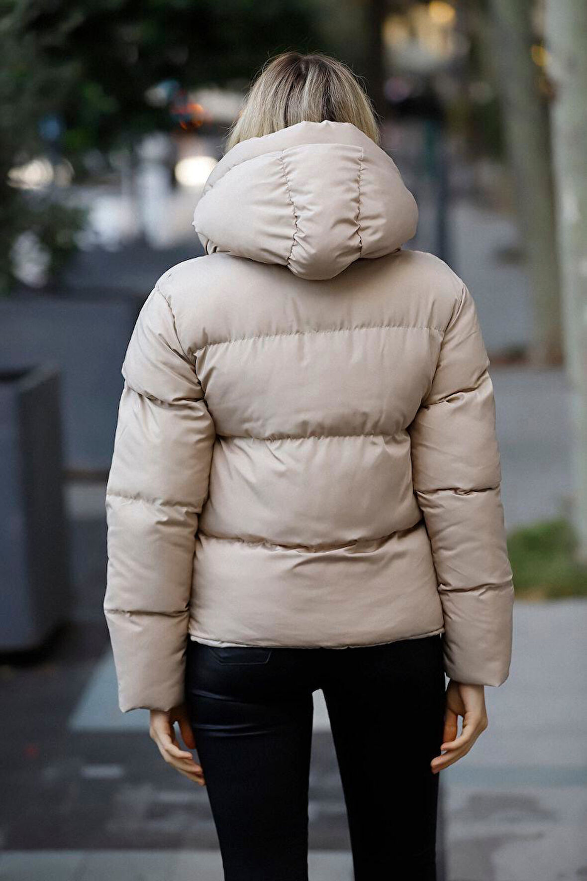 Kapüşonlu Kısa Kadın Şişme Mont