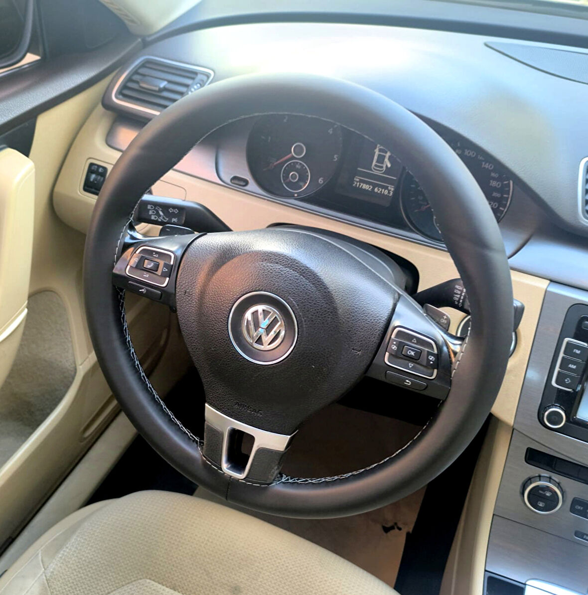 DİKİŞLİ DİREKSİYON KILIFI SOFT DÜZ YÜZEYLİ DERİ GRİ DİKİŞLİ VW PASSAT İÇİN