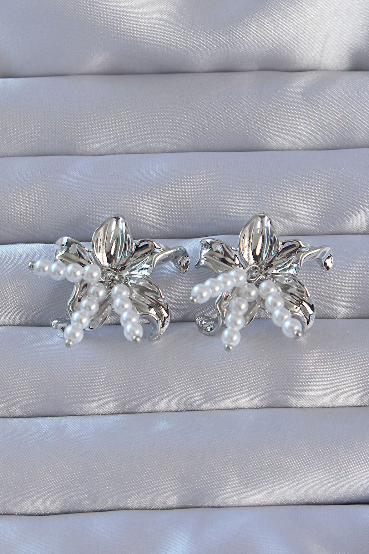 316L Çelik Gümüş Renk İnci Aksesuarlı Çiçek Model Küpe - TJ-BKP9109